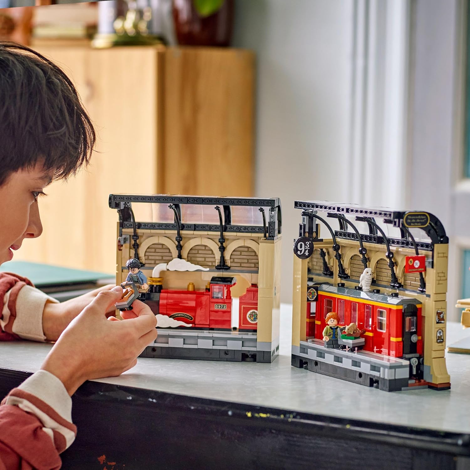 LEGO Harry Potter Rincón Entre Libros: Expreso De Hogwarts - Sujetalibros Con Un Tren De Juguete -2 Minifiguras (Harry Y Ron Weasley) Y Figura De Hedwig - Regalo Para Niñas Y Niños De 10+ Años 76450