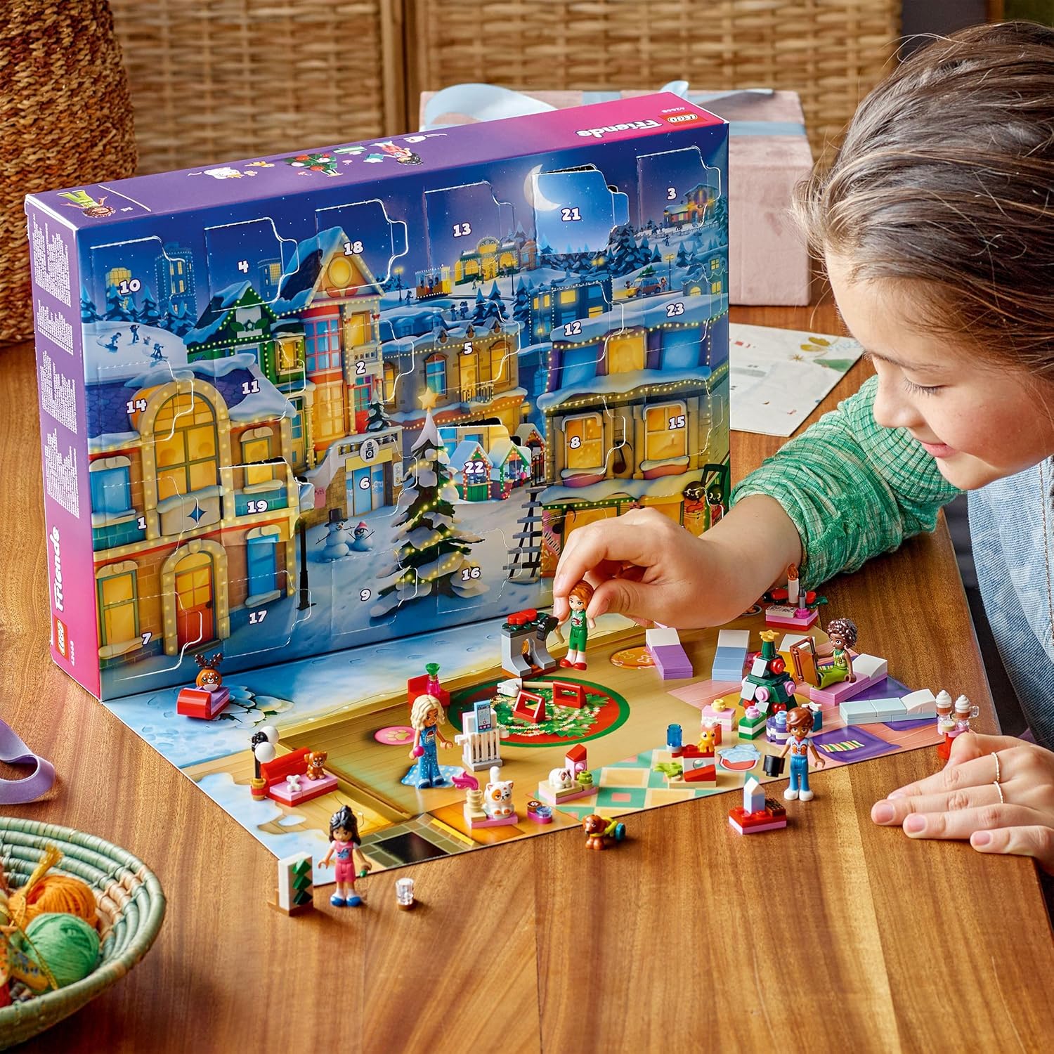 LEGO Friends Calendario De Adviento 2025 Para Niñas De 6+ Años - Juguete Para La Cuenta Atrás De Navidad Con 24 Sorpresas Inc. 5 Mini Muñecas, 5 Figuras De Animales Y Accesorios Adorables 42668