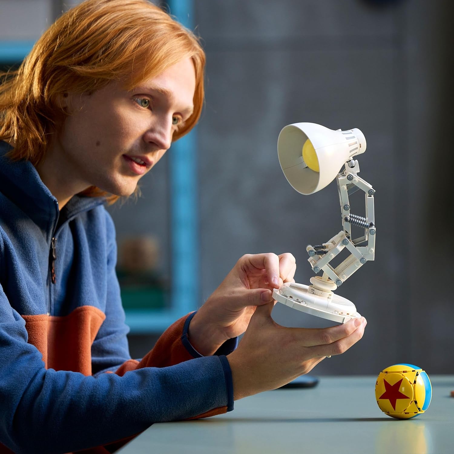 LEGO Ideas | Disney Pixar Luxo Jr. Modelo De Exposición Construible Y Coleccionable Para Adultos, Recuerdo Cinematográfico, Nostálgico Regalo Para Hombres, Mujeres Y Fans 21357